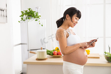 孕妇看平板电脑