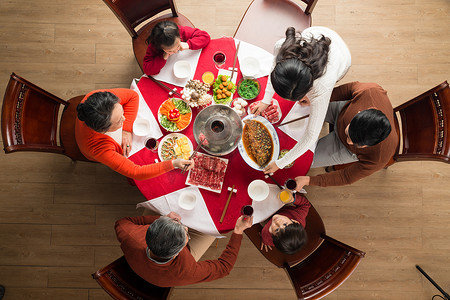 中华图片摄影照片_幸福家庭过年吃团圆饭