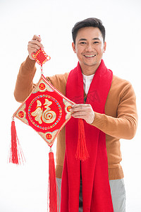 中国结装饰摄影照片_中年男人庆祝新年