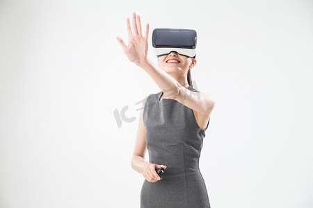 vr背景摄影照片_戴着VR眼镜的青年女人