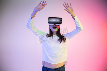3d效果眼镜摄影照片_戴着VR眼镜的青年女人