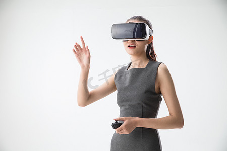 vr虚拟图片摄影照片_戴着VR眼镜的青年女人