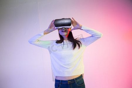 vr虚拟现实摄影摄影照片_戴着VR眼镜的青年女人