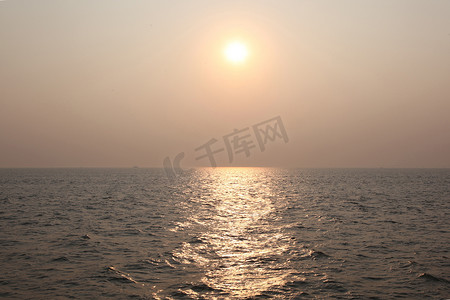 落日夕阳照射到海面上波光鳞里