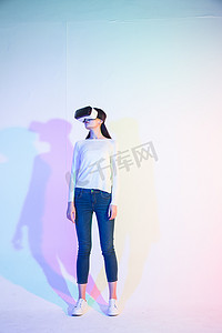 vr虚拟图片摄影照片_戴着VR眼镜的青年女人