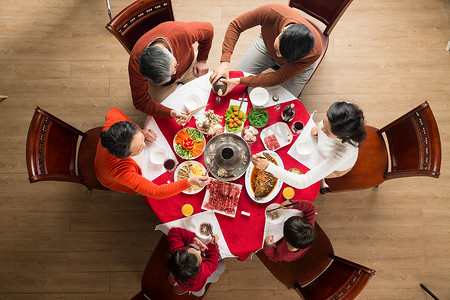 后裔和嫦娥团圆摄影照片_幸福家庭过年吃团圆饭