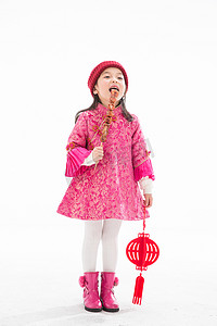 欢乐的小女孩吃糖葫芦