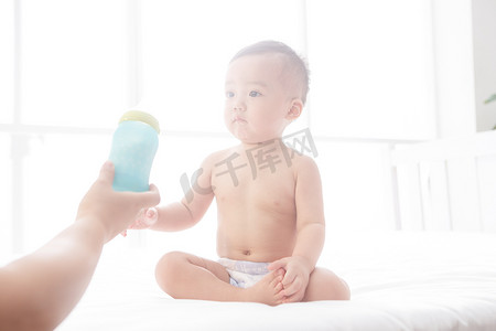 可爱的男婴在喝奶