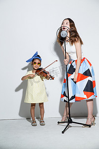 小女孩和妈妈拉小提琴