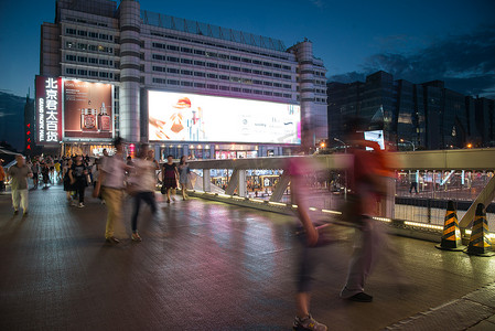 海报夜生活摄影照片_北京商业街夜景