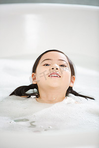 可爱设施摄影照片_可爱的小女孩在洗澡