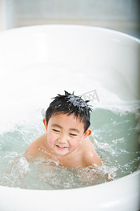 可爱设施摄影照片_小男孩在洗澡