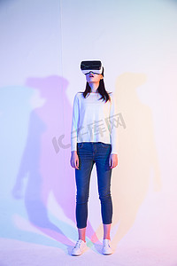 vr背景摄影照片_戴着VR眼镜的青年女人