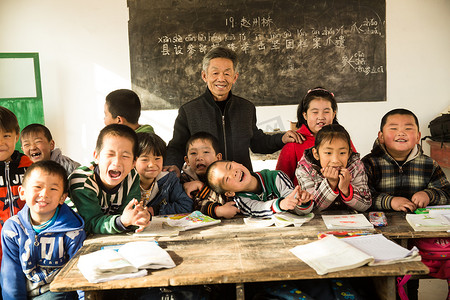 乡村男教师和小学生在教室里