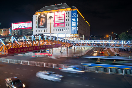 海报夜生活摄影照片_北京西单商业街