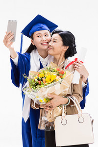 留学生毕业生摄影照片_幸福母女用手机自拍
