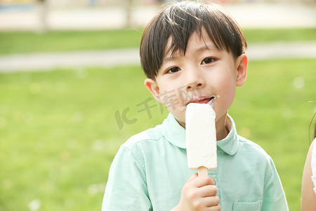 吃冰棍摄影照片_小男孩吃冰棍