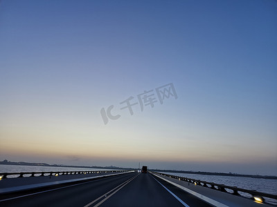 一望无际摄影照片_傍晚的曙光照亮整个大桥一望无际