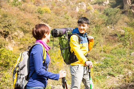 青年男女登山