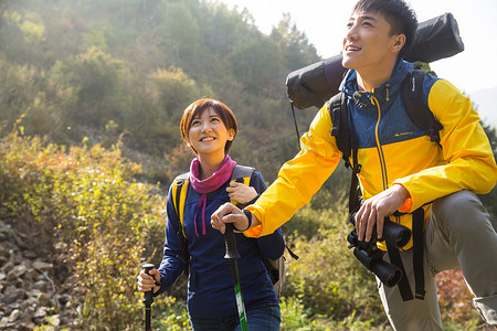 情侣登山摄影照片_青年男女登山