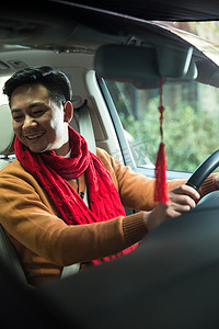 过年风景摄影照片_青年男人驾驶汽车