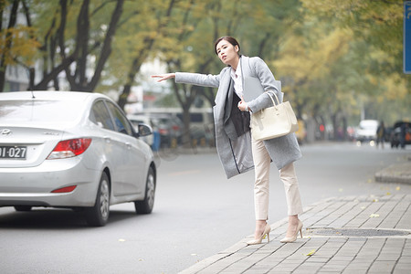 青年女人在路边等出租车