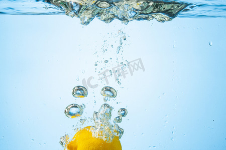 透明泡泡摄影照片_柠檬掉入水中