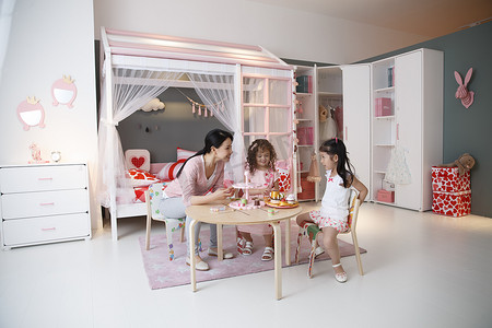亲子生活摄影照片_两个小女孩和妈妈在卧室玩耍