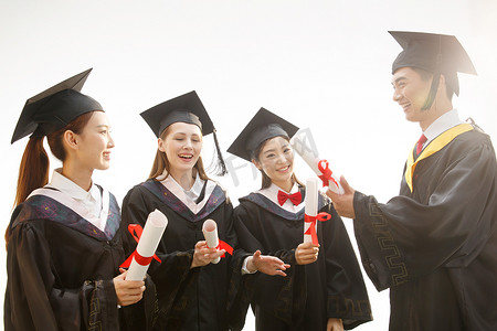 男人毕业摄影照片_大学生穿着学士服庆祝毕业