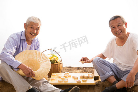 中国象棋棋盘摄影照片_两位老农民在下象棋
