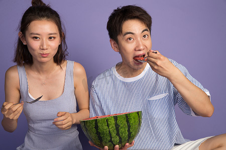青年男女吃西瓜
