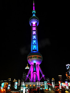 上海标志建筑摄影照片_夜晚下的上海东方明珠塔灯光