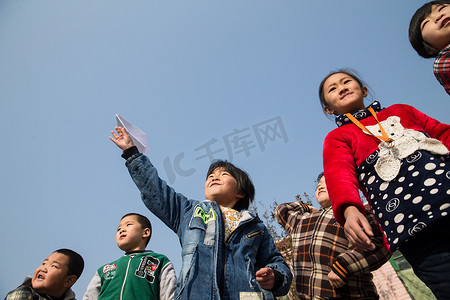 乡村小学生在学校放纸飞机