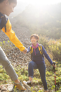 青年男女登山