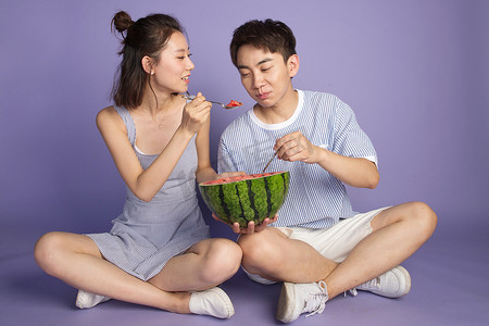时尚青年男女吃西瓜