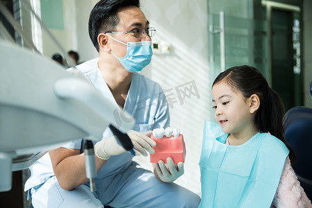 可爱的小女孩和牙医