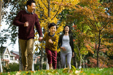 幸福家庭在户外玩耍