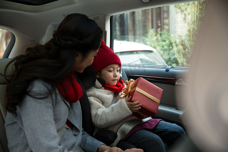 过年自驾摄影照片_母亲和女儿乘车回家