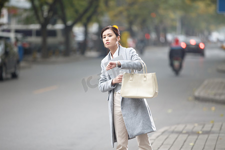 青年女人在路边等出租车