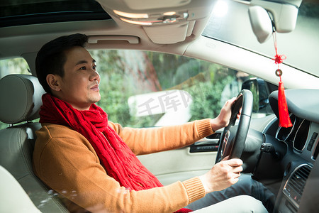 过年风景摄影照片_青年男人驾驶汽车