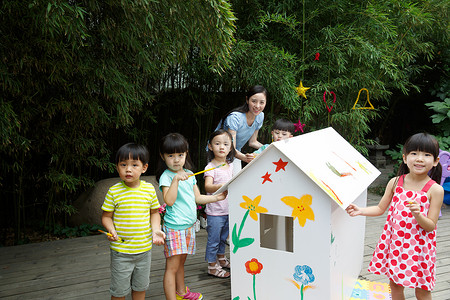 手工学生摄影照片_幼儿园的师生在做手工