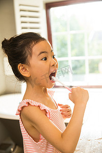 小女孩梳头发摄影照片_小女孩刷牙