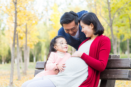 孕妇户外摄影照片_幸福家庭在户外玩耍