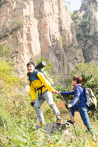 情侣登山摄影照片_青年男女登山