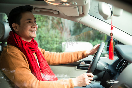 青年男人驾驶汽车