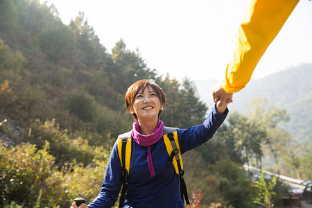 青年男女登山