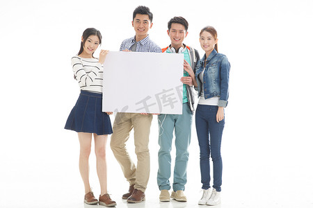 四个年轻的大学生拿着白板