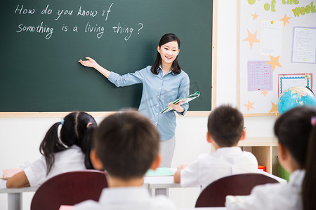 教室的学生们摄影照片_老师和小学生们在教室里