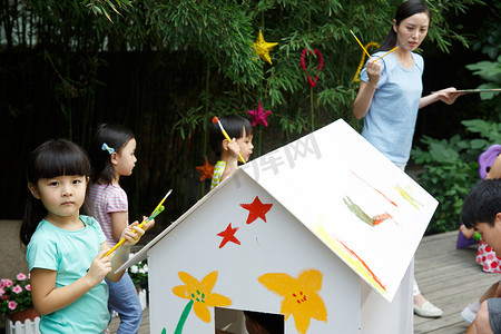 幼儿园的师生在做手工