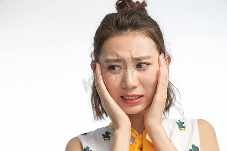 青年女人手捂脸